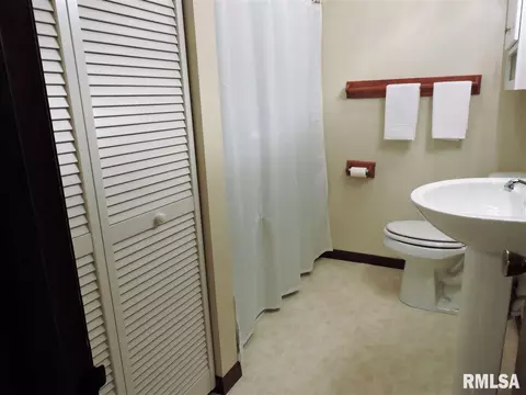 172 James Dr # C, Macomb, IL 61455 photo 3