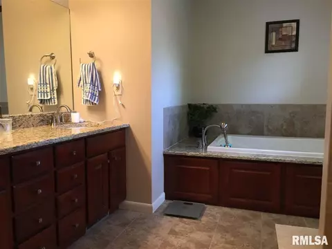 700 Auburn Dr, Macomb, IL 61455 photo 26