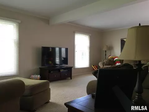 700 Auburn Dr, Macomb, IL 61455 photo 5