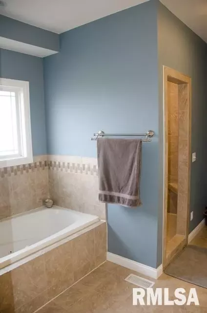 105 E Lee St, Tremont, IL 61568 photo 11