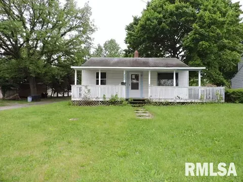 204 W Hill St, Eureka, IL 61530 photo 2