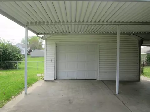 1160 E Locust St, Canton, IL 61520 photo 2
