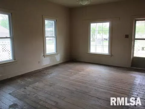 1160 E Locust St, Canton, IL 61520 photo 4