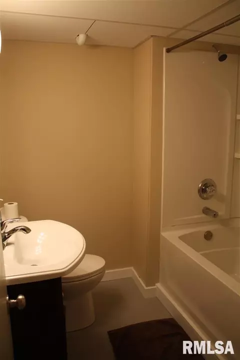 332 N White St, Macomb, IL 61455 photo 12