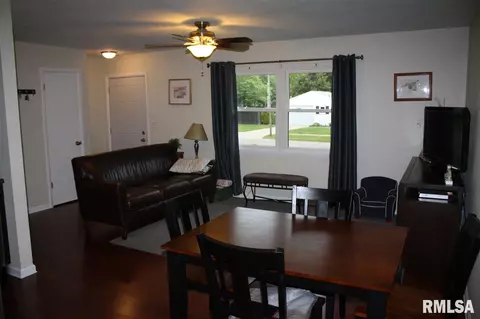 332 N White St, Macomb, IL 61455 photo 4