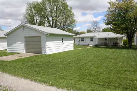 332 N White St, Macomb, IL 61455 photo 2
