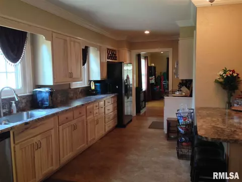 402 S Darst St, Eureka, IL 61530 photo 2