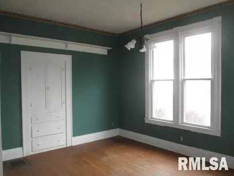 109 E College Ave, Eureka, IL 61530 photo 8