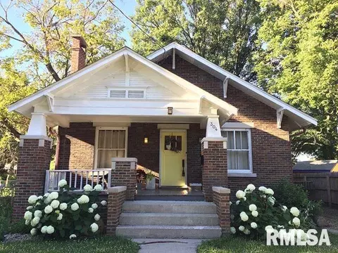 304 E Harrison St, Eureka, IL 61530 photo 1