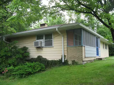815 N Charles St, Macomb, IL 61455 photo 2