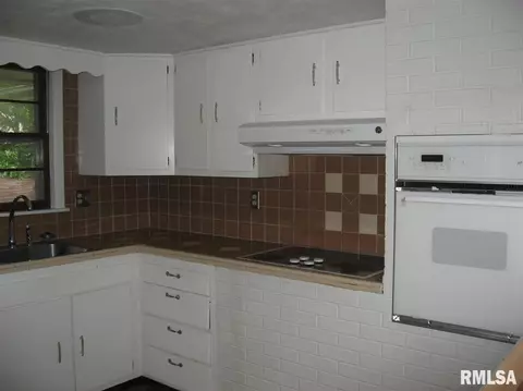 815 N Charles St, Macomb, IL 61455 photo 8