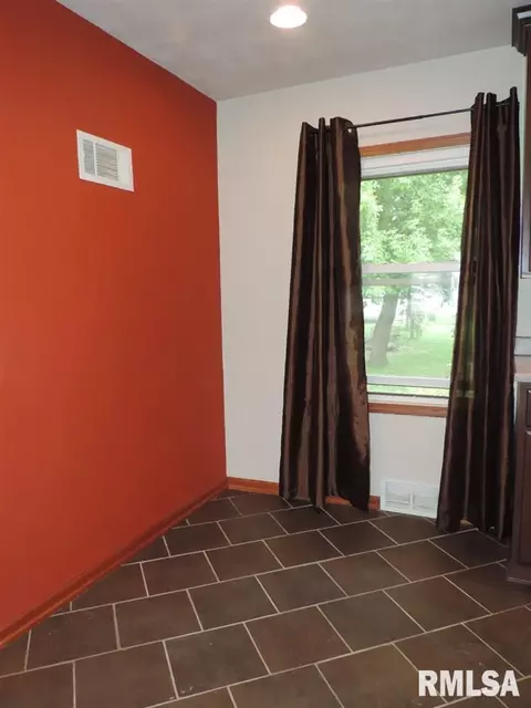 213 E Sheridan St, Manito, IL 61546 photo 5