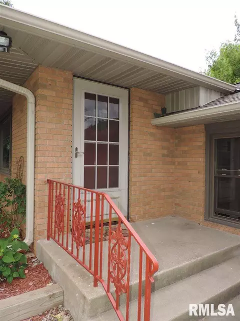 213 E Sheridan St, Manito, IL 61546 photo 2