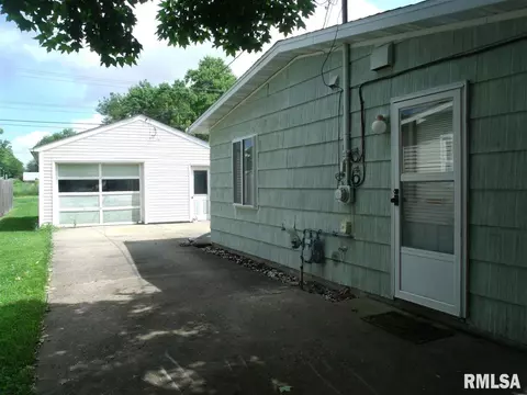 114 Barsi Blvd, Macomb, IL 61455 photo 2