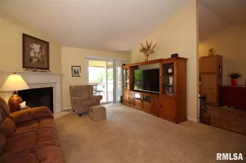 2304 W Marks Pl, Dunlap, IL 61525 photo 3