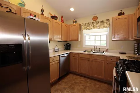 2304 W Marks Pl, Dunlap, IL 61525 photo 8