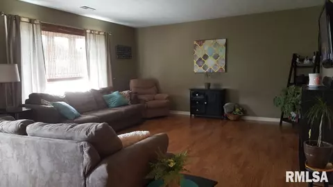 412 Crestview Dr, Metamora, IL 61548 photo 10