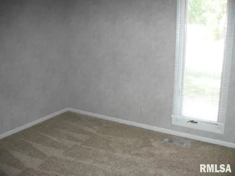 1300 Carolbeth St, Macomb, IL 61455 photo 9