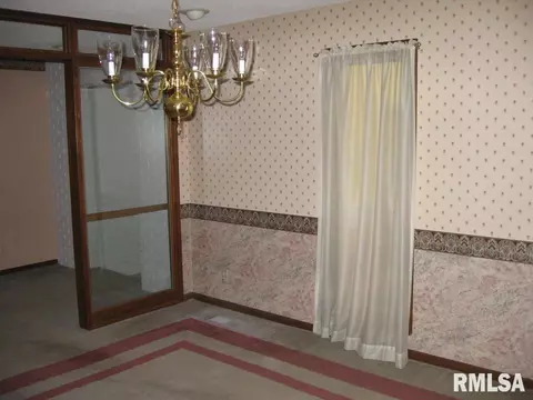 1300 Carolbeth St, Macomb, IL 61455 photo 3