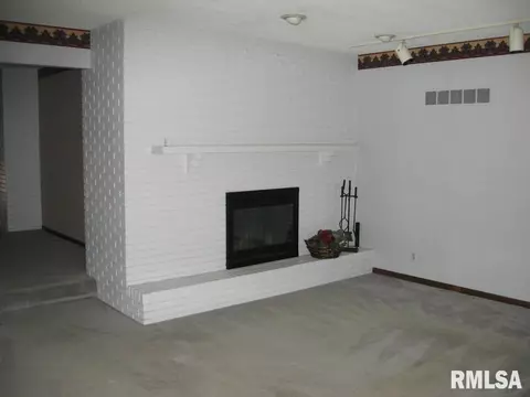 1300 Carolbeth St, Macomb, IL 61455 photo 2