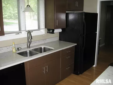 1300 Carolbeth St, Macomb, IL 61455 photo 5
