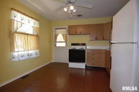 112 Beloit Rd, Marquette Heights, IL 61554 photo 5