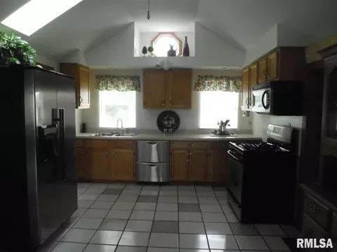 215 E State St, Good Hope, IL 61438 photo 3