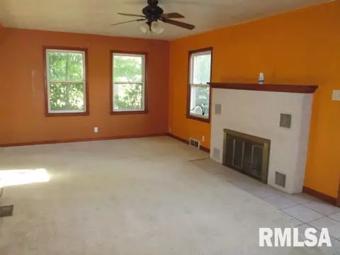 1016 S Main St, Eureka, IL 61530 photo 2