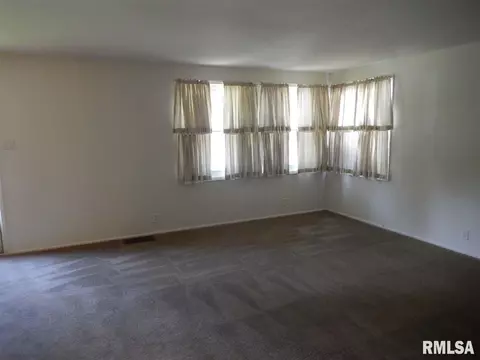 826 Bobby, Macomb, IL 61455 photo 3