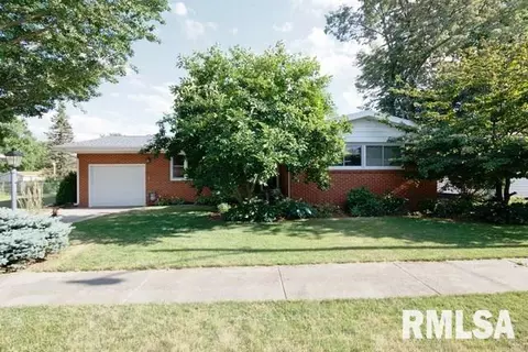 1250 Sunview Dr, Canton, IL 61520 photo 1