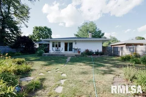 1250 Sunview Dr, Canton, IL 61520 photo 4