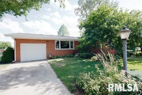 1250 Sunview Dr, Canton, IL 61520 photo 2