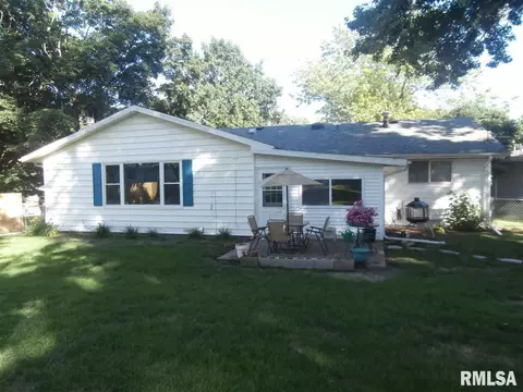 309 E Pearson St, Eureka, IL 61530 photo 3