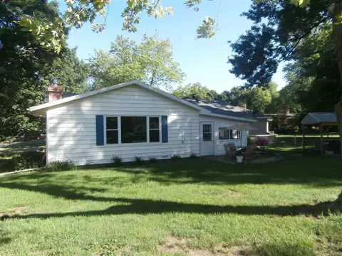 309 E Pearson St, Eureka, IL 61530 photo 4