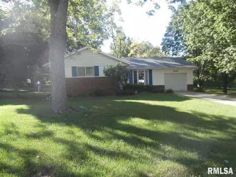 309 E Pearson St, Eureka, IL 61530 photo 2
