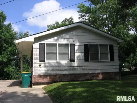901 Stadium Dr, Macomb, IL 61455 photo 2