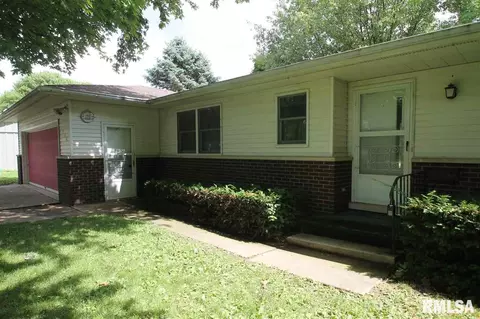 445 E Oak St, Washburn, IL 61570 photo 2