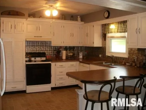 1465 E Sycamore, Canton, IL 61520 photo 8