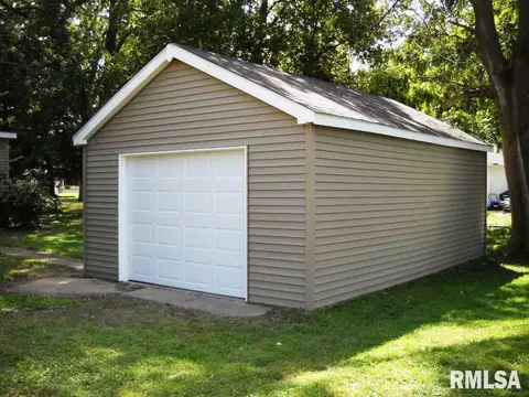 409 Thomas, Henry, IL 61537 photo 4