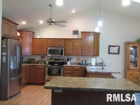 1265 E Sycamore, Canton, IL 61520 photo 5