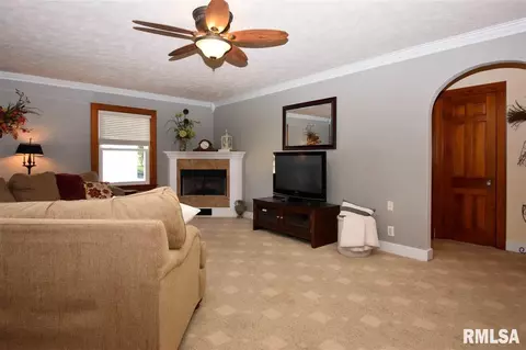 106 E College, Eureka, IL 61530 photo 3