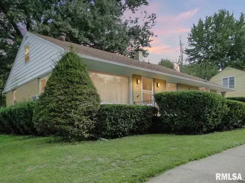 227 N Clay St, Macomb, IL 61455 photo 2