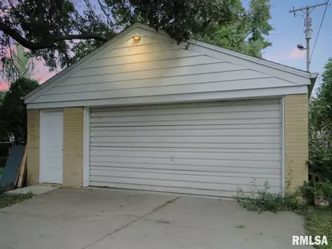 227 N Clay St, Macomb, IL 61455 photo 4