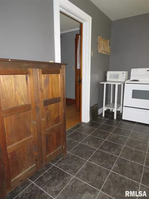 110 N Meek St, Eureka, IL 61530 photo 4
