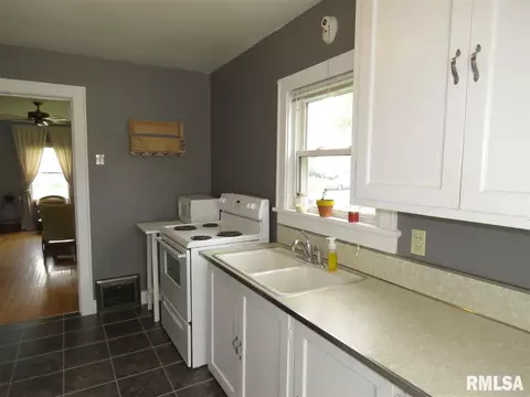 110 N Meek St, Eureka, IL 61530 photo 2