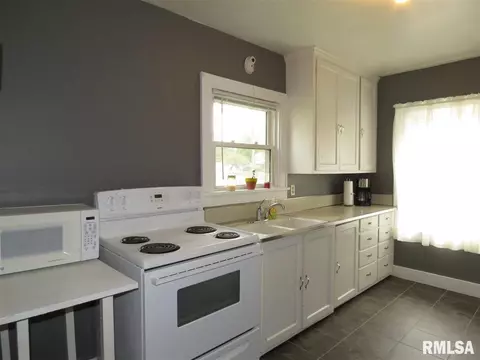 110 N Meek St, Eureka, IL 61530 photo 3
