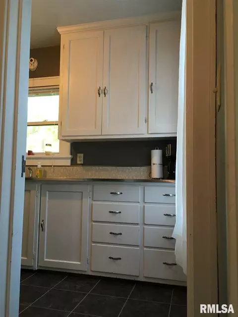 110 N Meek St, Eureka, IL 61530 photo 5