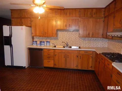 8 Hickory Bow St, Macomb, IL 61455 photo 6
