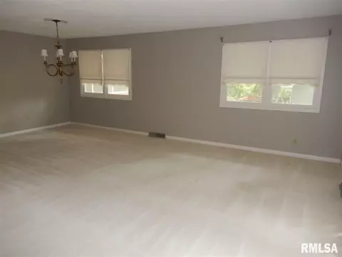 8 Hickory Bow St, Macomb, IL 61455 photo 9