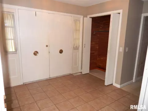 8 Hickory Bow St, Macomb, IL 61455 photo 2